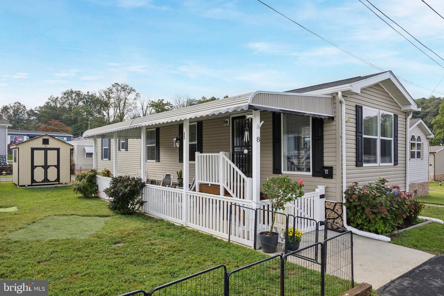 8 Travelo Lane, Media