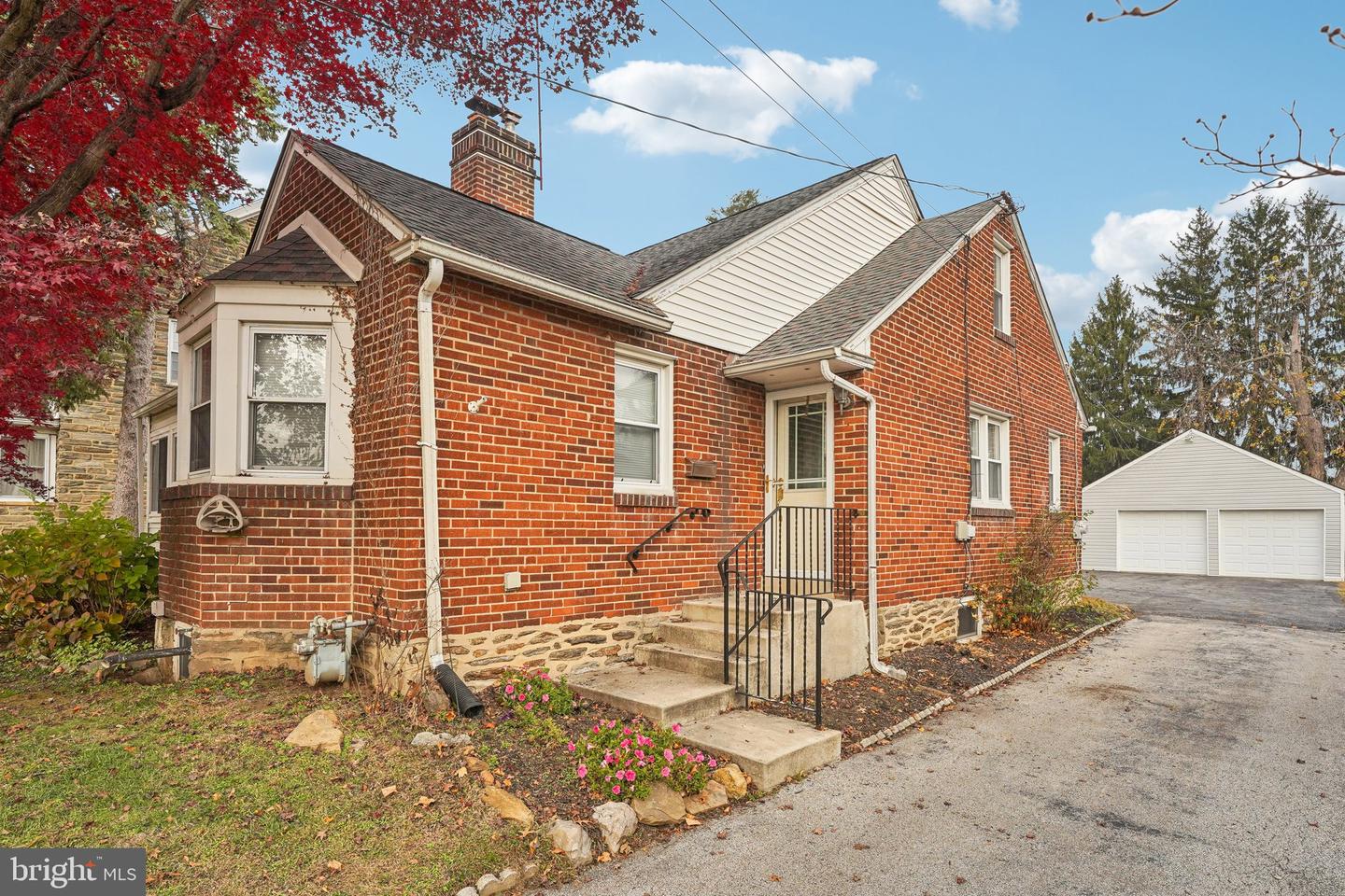 203 S Oak Avenue, Primos