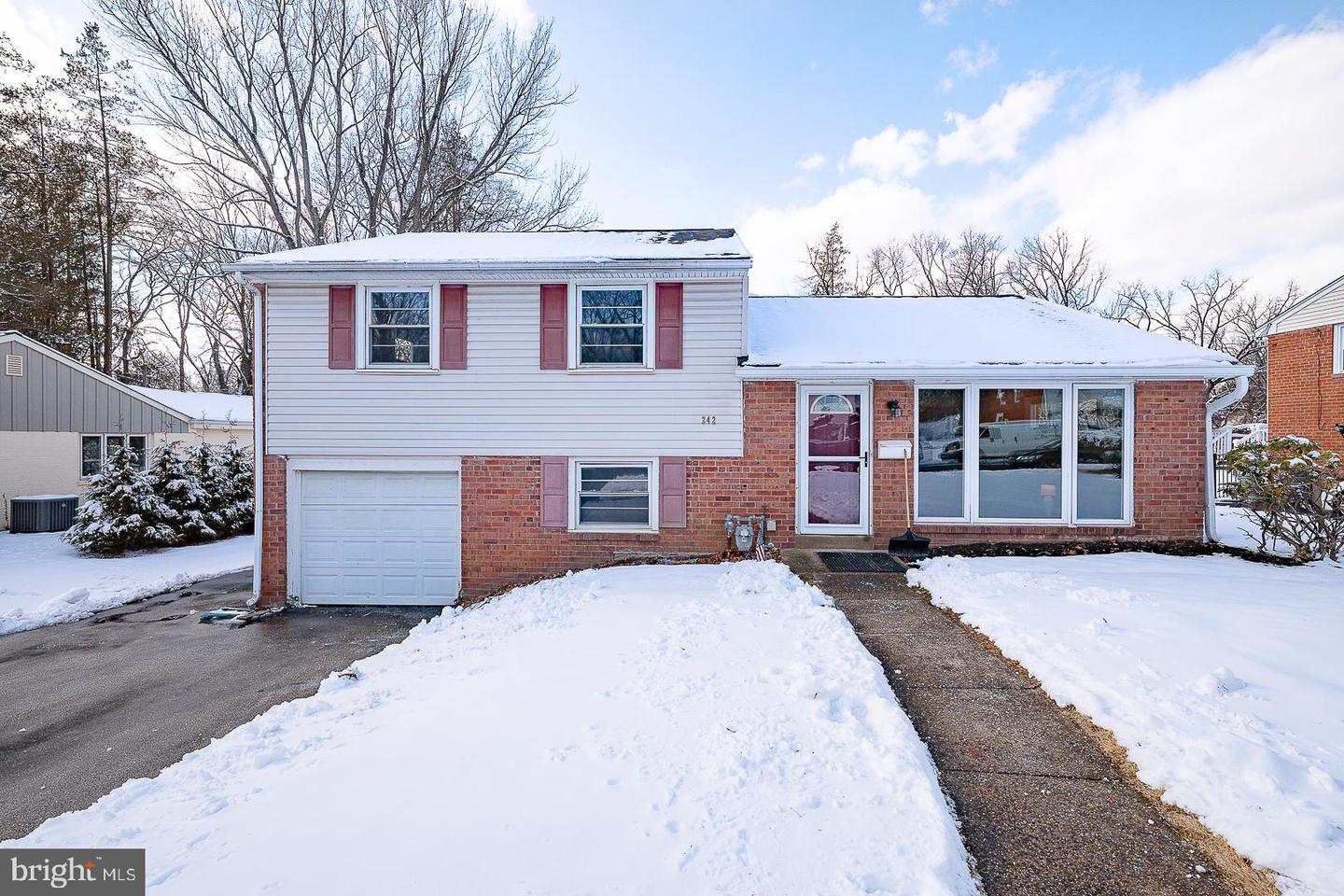 242 Lewis Road, Springfield