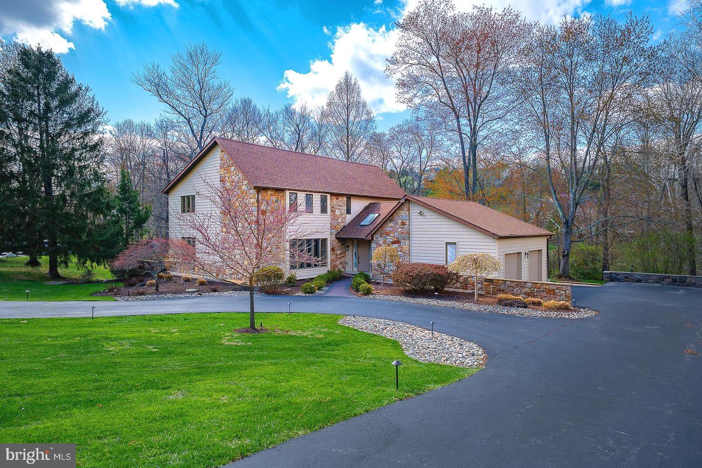 112 Cove Lane, Media