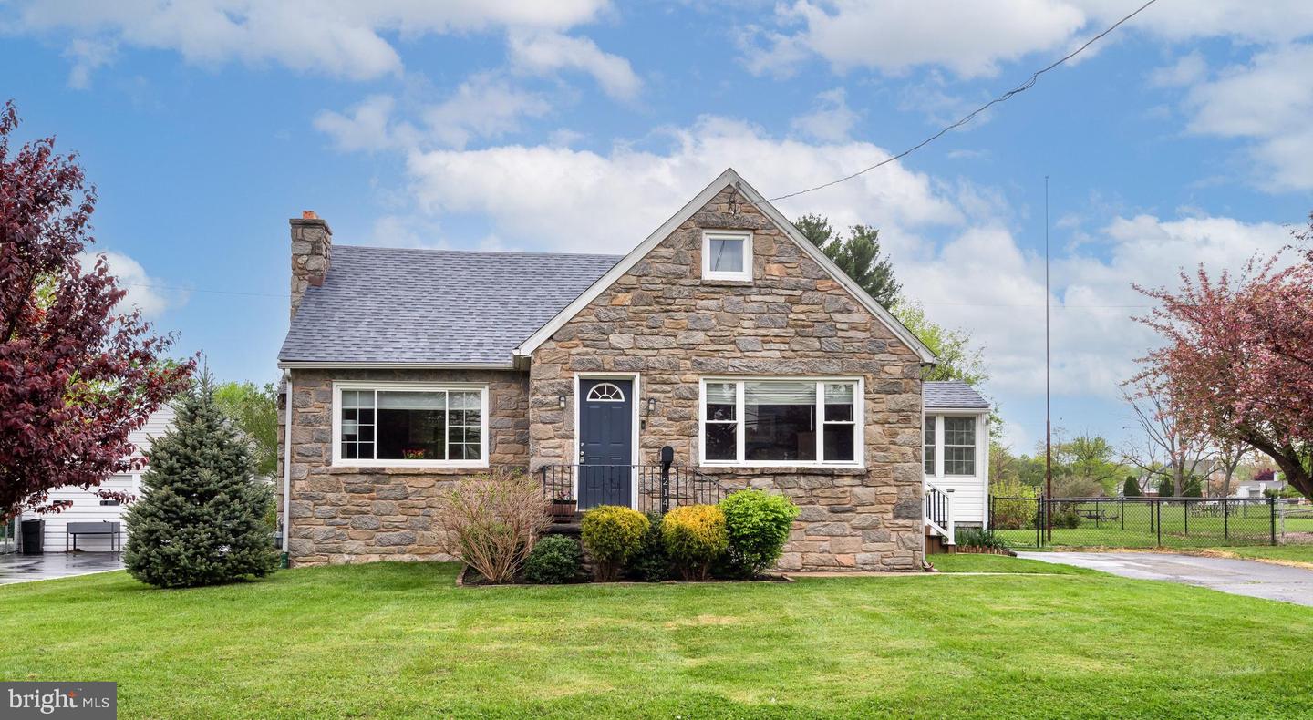 214 W Brookhaven Road, Brookhaven
