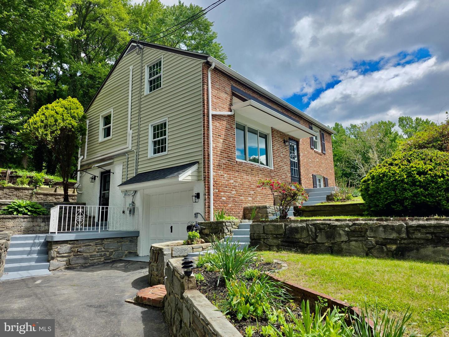 7 Laurel Lane, Media