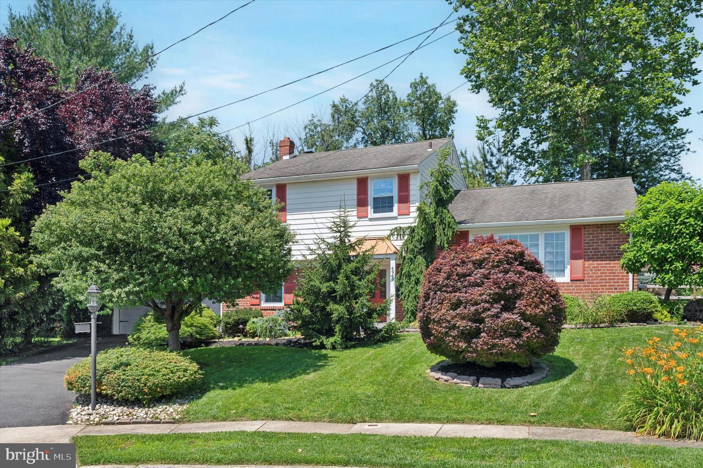 4946 James Pl