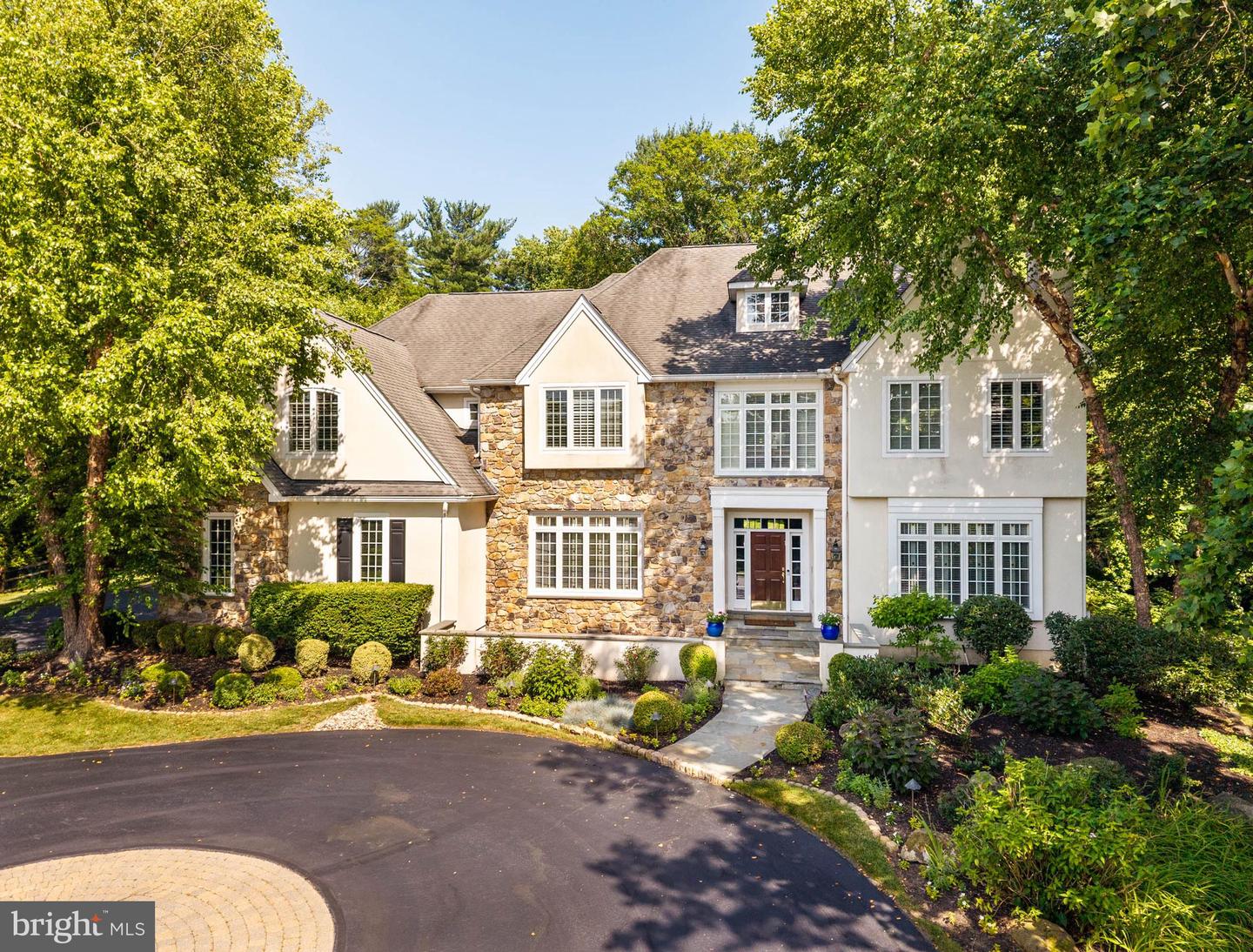 225 E Laurier Place