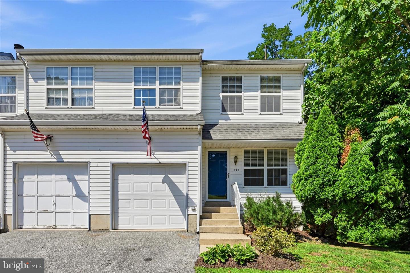 735 Hawthorne Lane