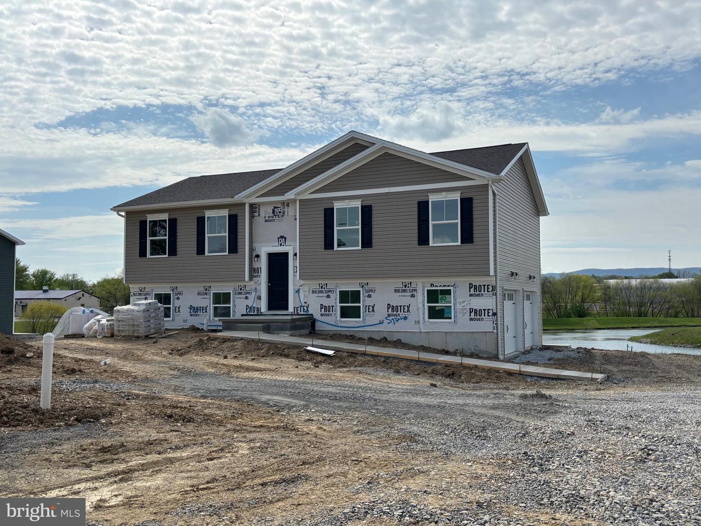 147 Meadowcreek Drive N