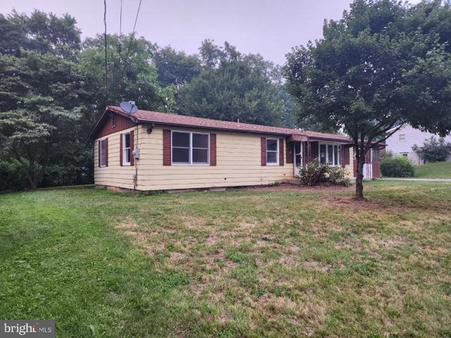 22 W Grandview Avenue, Mercersburg