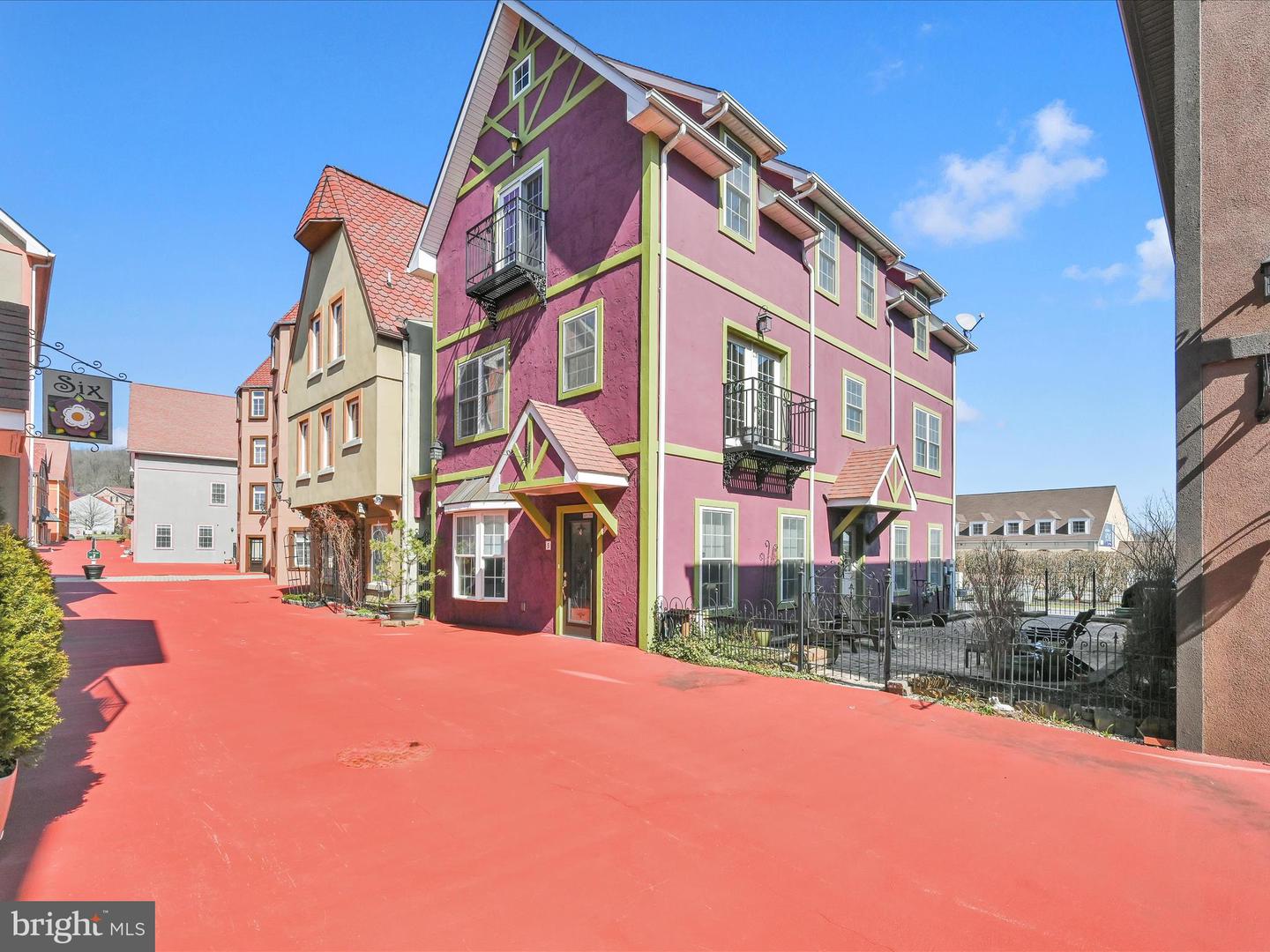 5 S Village Circle, Reinholds