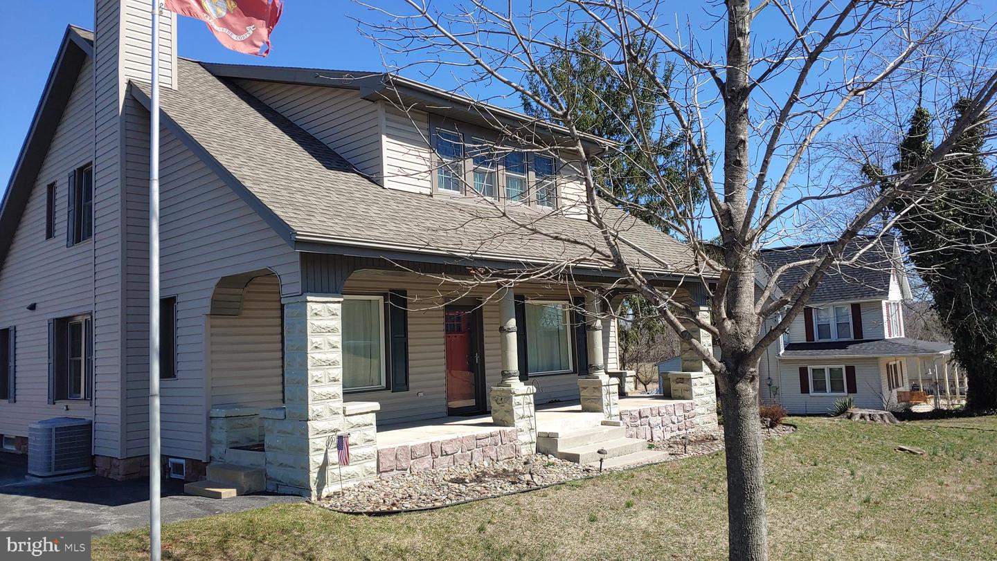268 W Main Street, Reinholds