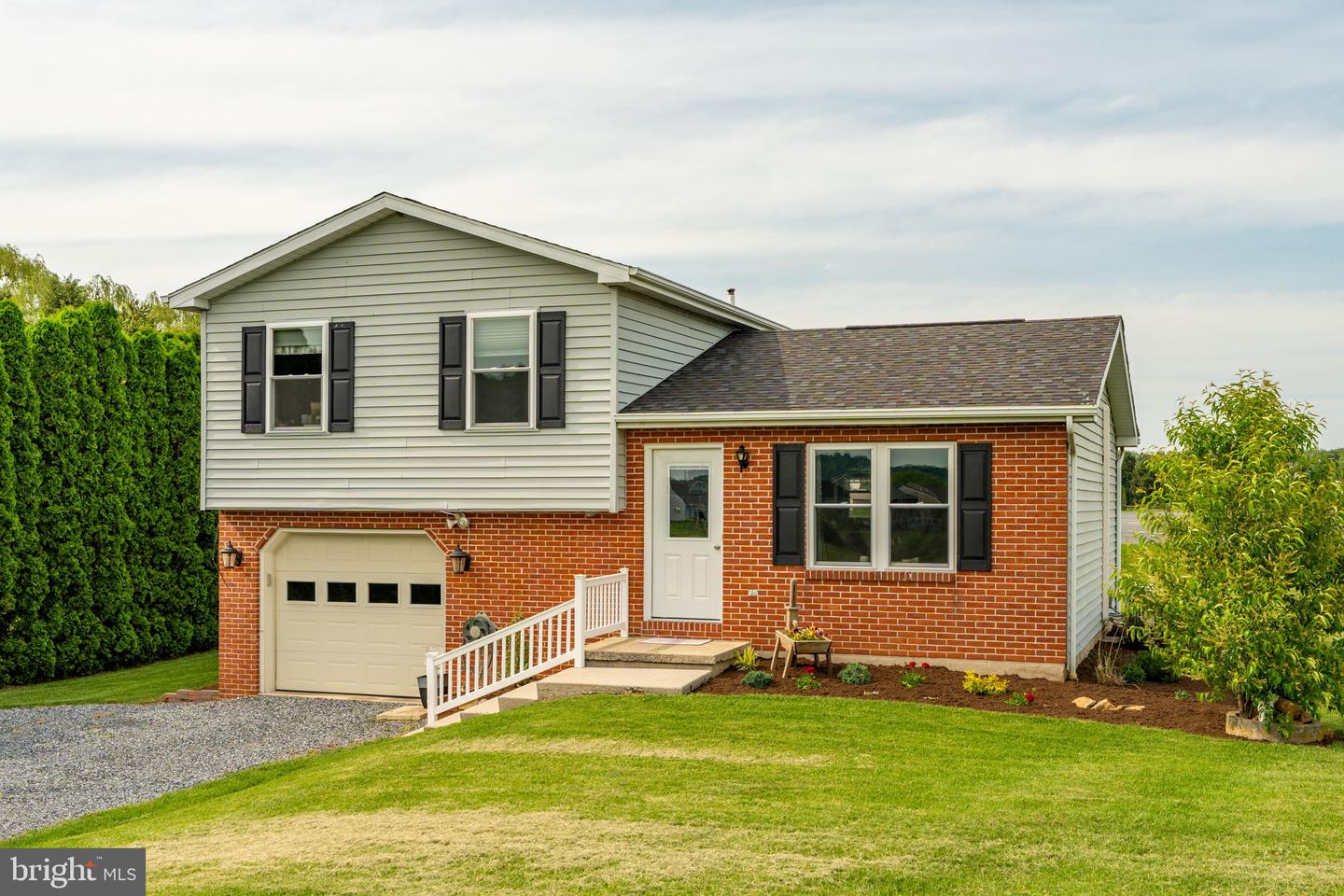 563 Airport Road, New Holland