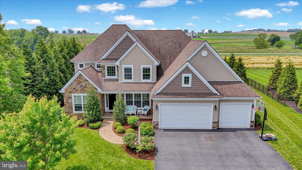 464 Greenhedge Drive, Lancaster