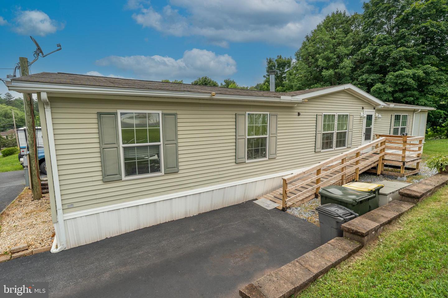 688 Hopeland Road, Lititz