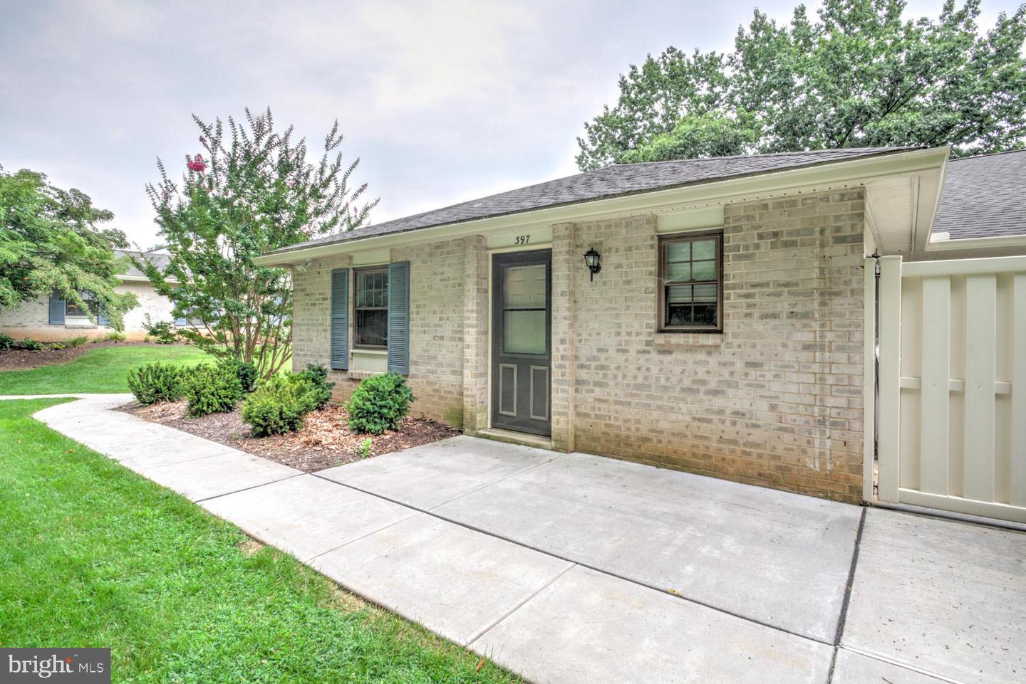 397 Valleybrook Drive, Lancaster