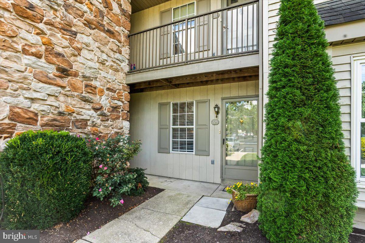 225 Greenview Dr, Lancaster