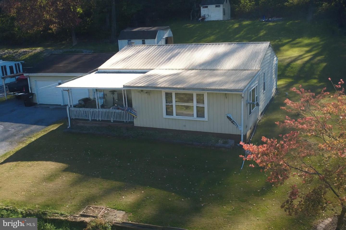 734 Maple Grove Rd, New Holland