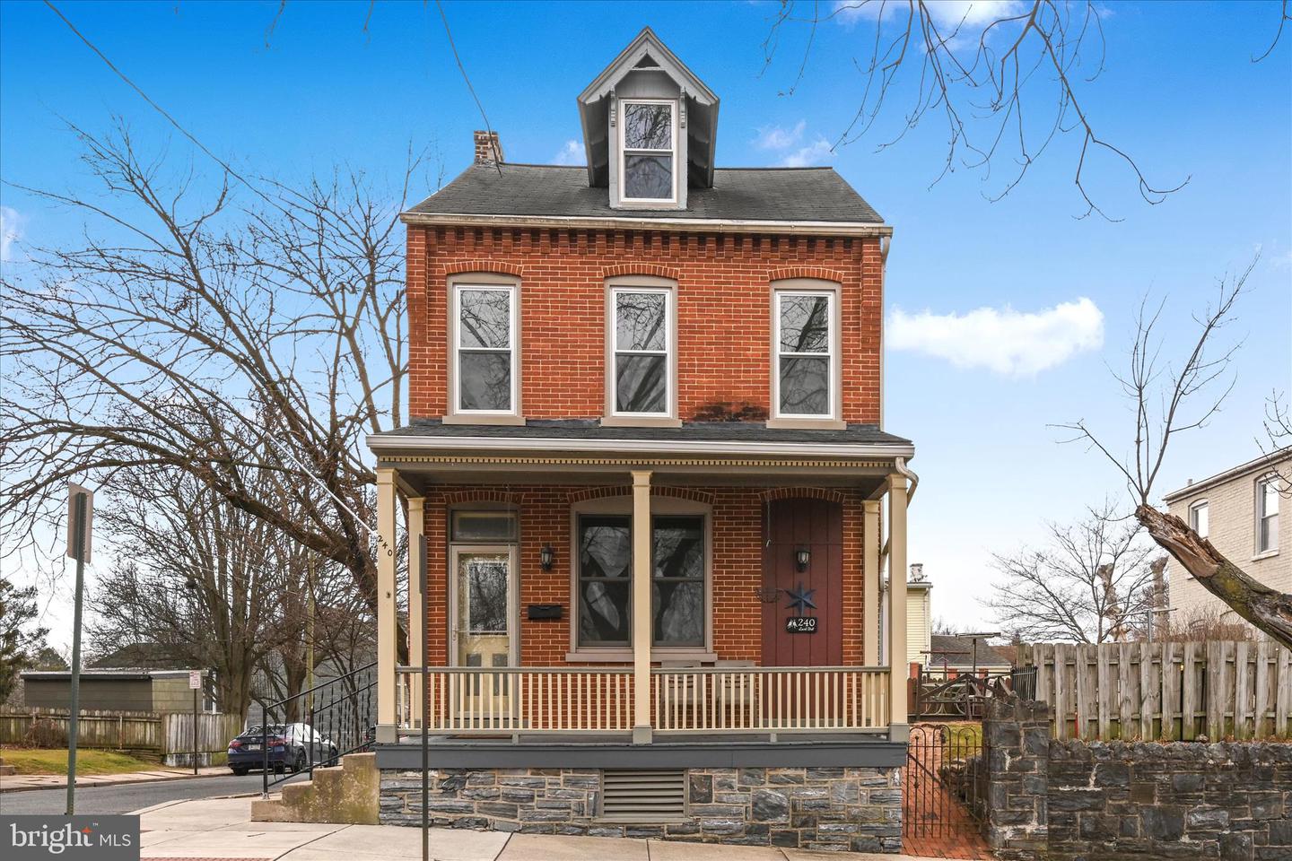 240 Laurel Street, Lancaster