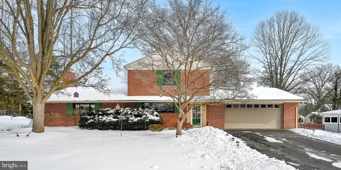 1827 Divot Court, Lancaster