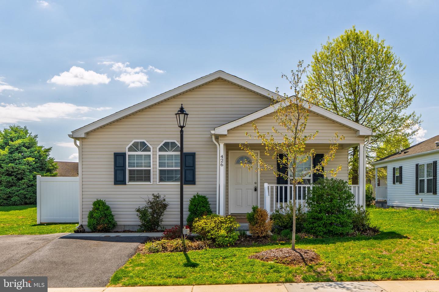 426 Eastwood Lane, Lancaster