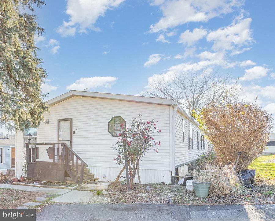 203 Oakfield Court W, Lancaster
