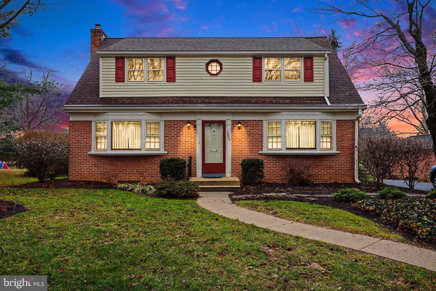 1045 Grandview Boulevard, Lancaster