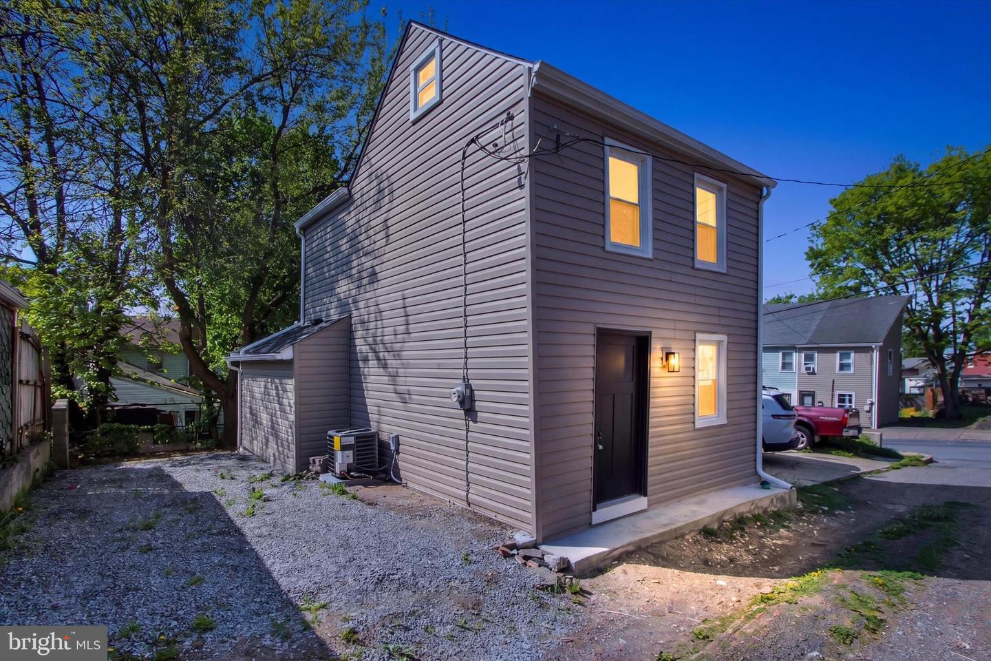 308 Avenue Q, Columbia