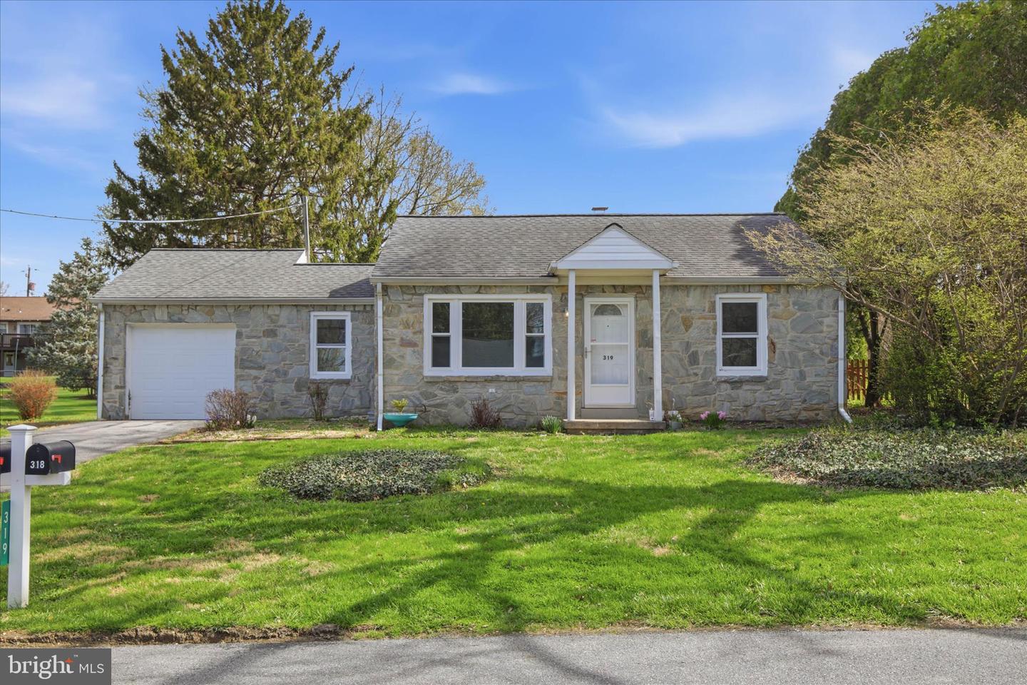 319 Dahlia Road, Lancaster