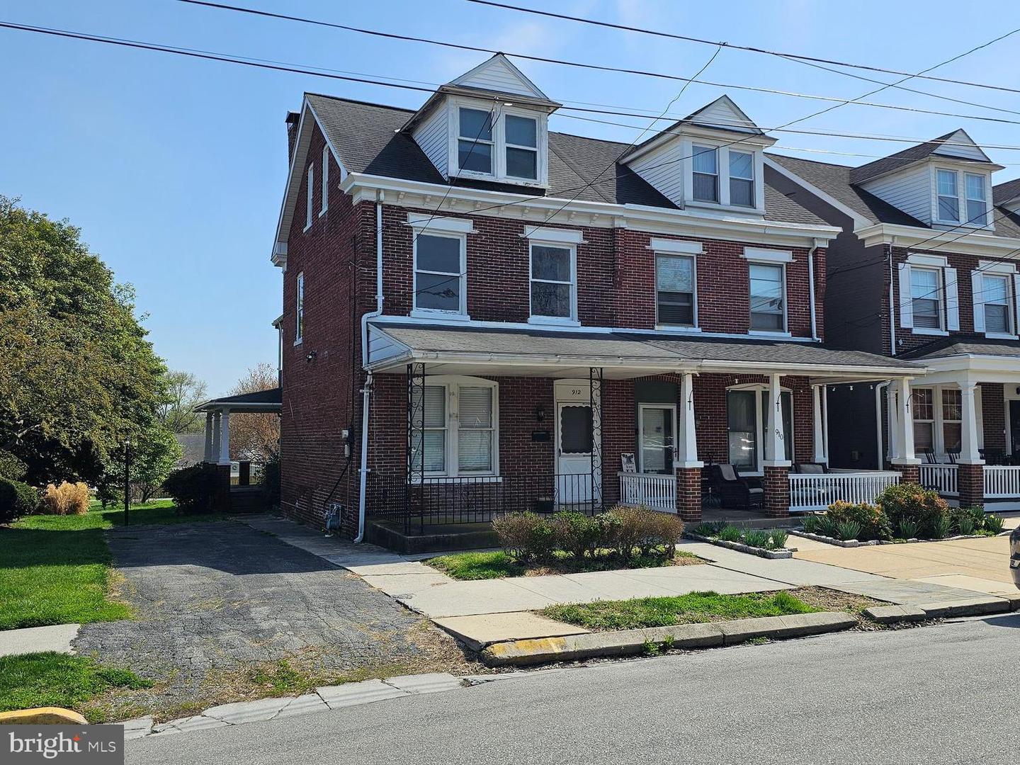 912 Locust Street, Columbia