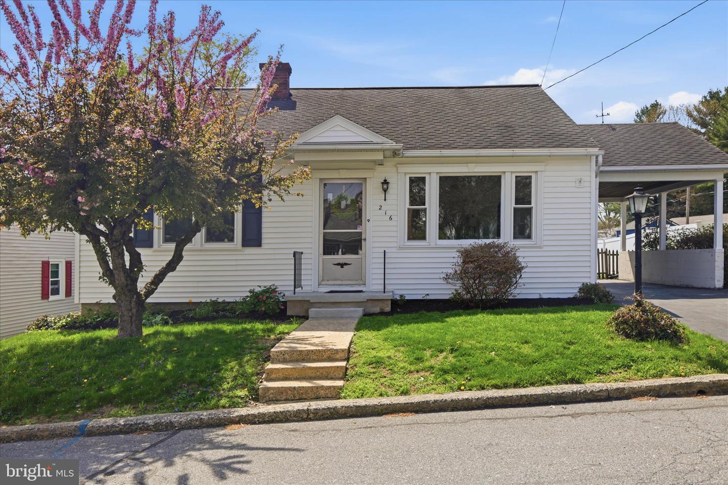 216 N Pitt Street, Manheim
