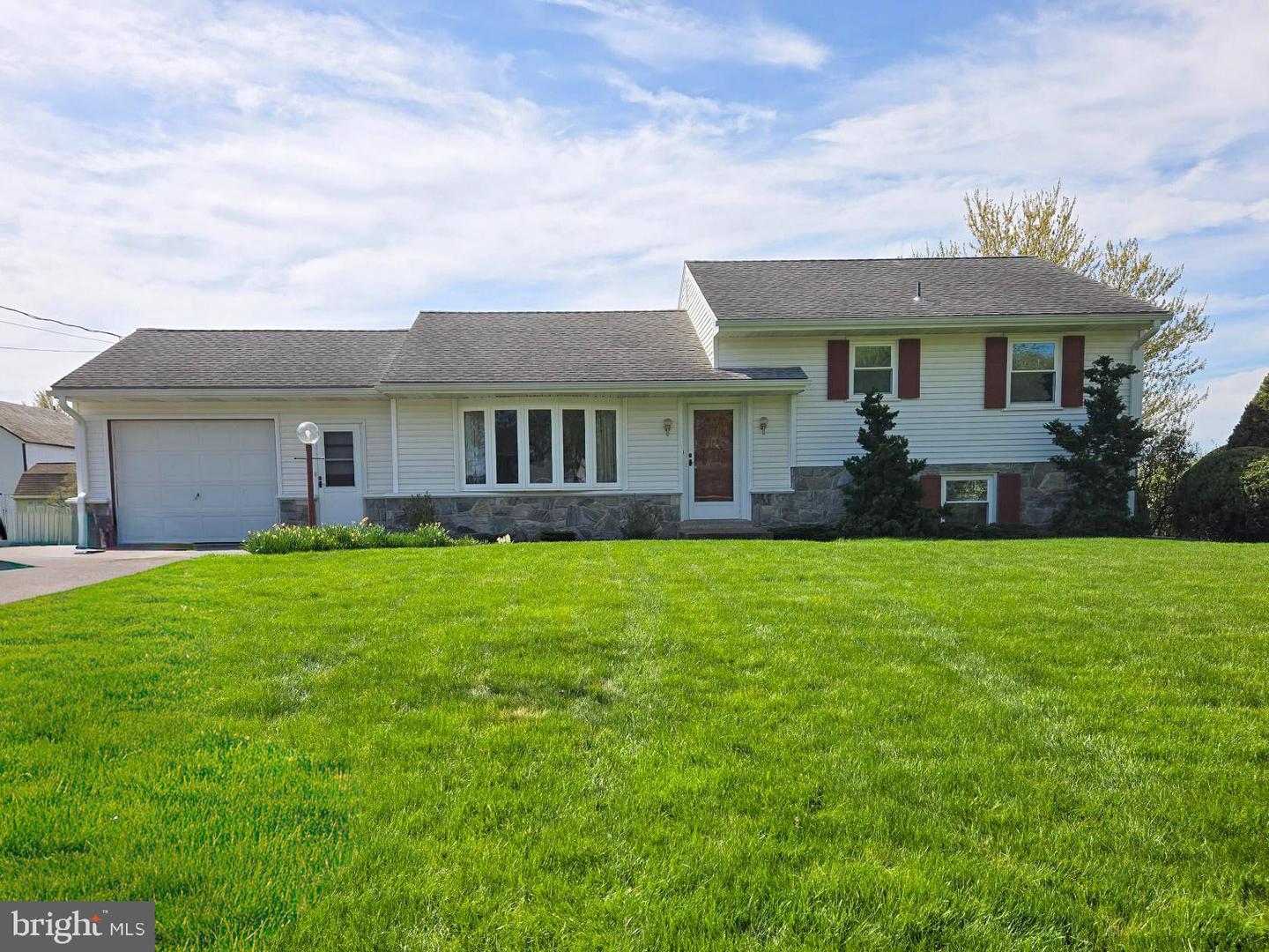 2382 Spruce Street, Manheim