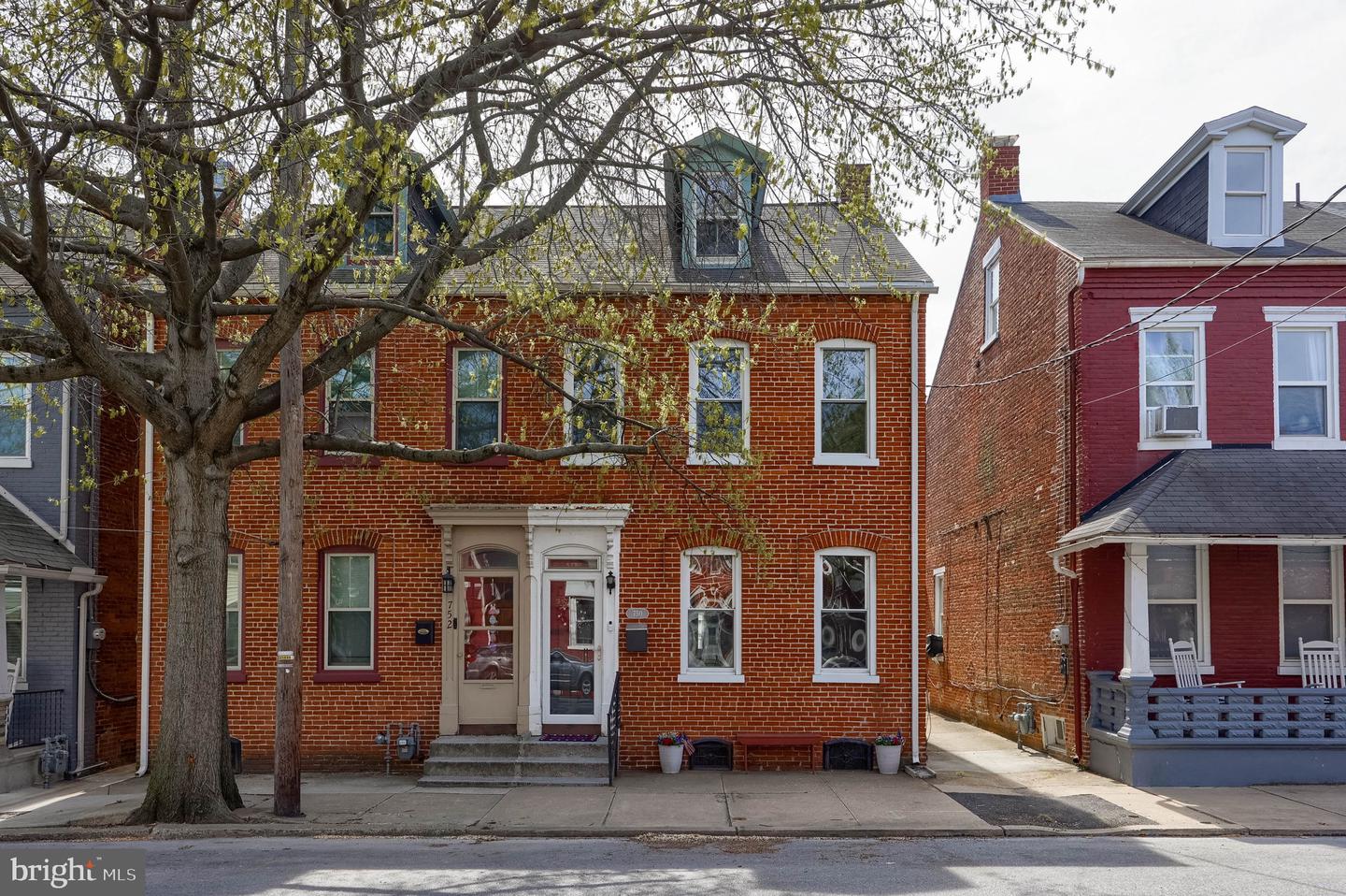 750 Locust Street, Columbia