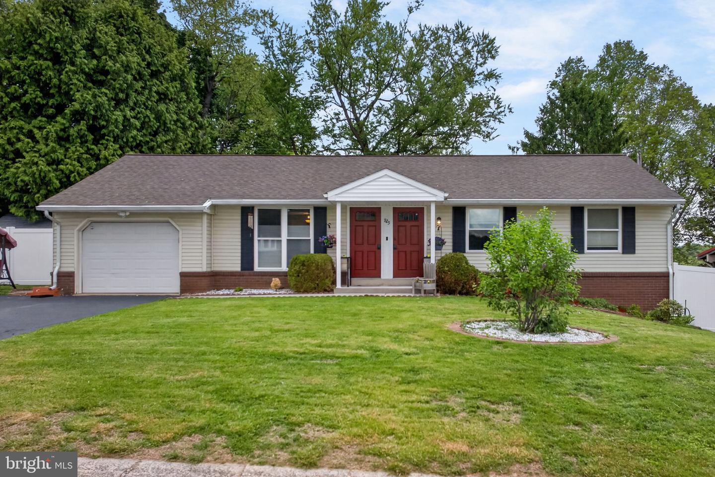 825 Darby Lane, Lancaster