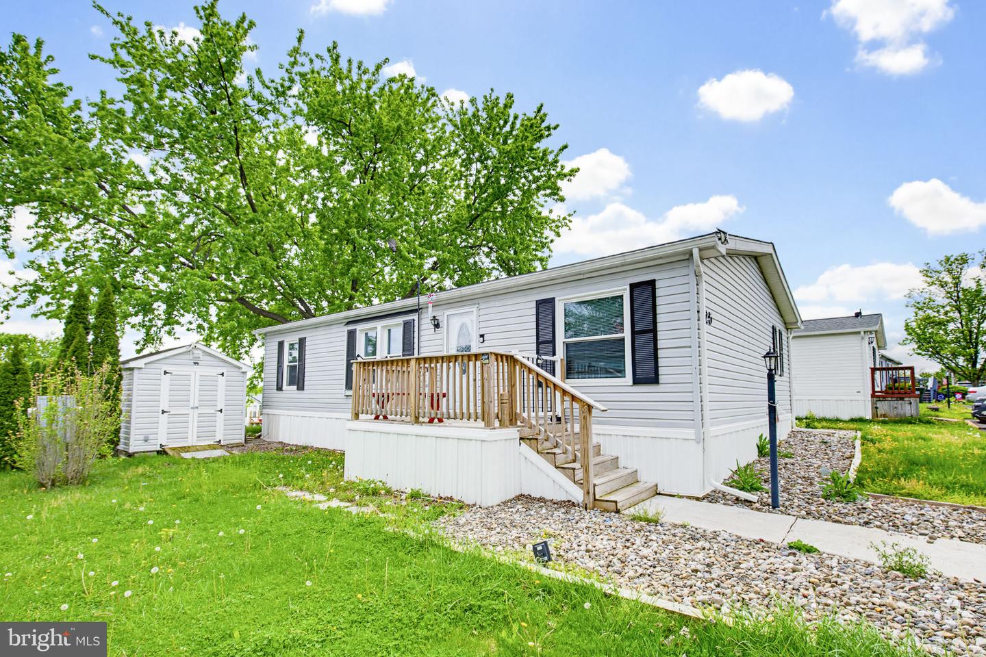 225 Longwood Court W, Lancaster
