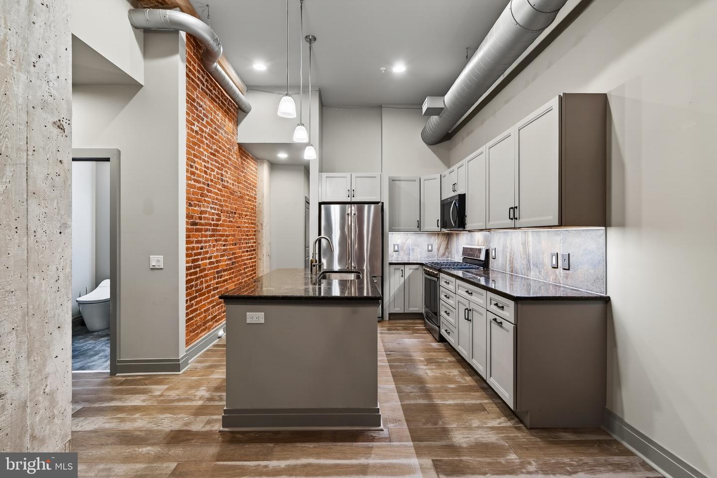 41 W Lemon Street #304