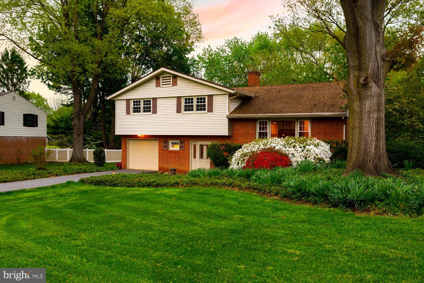 1907 Robindale Avenue, Lancaster