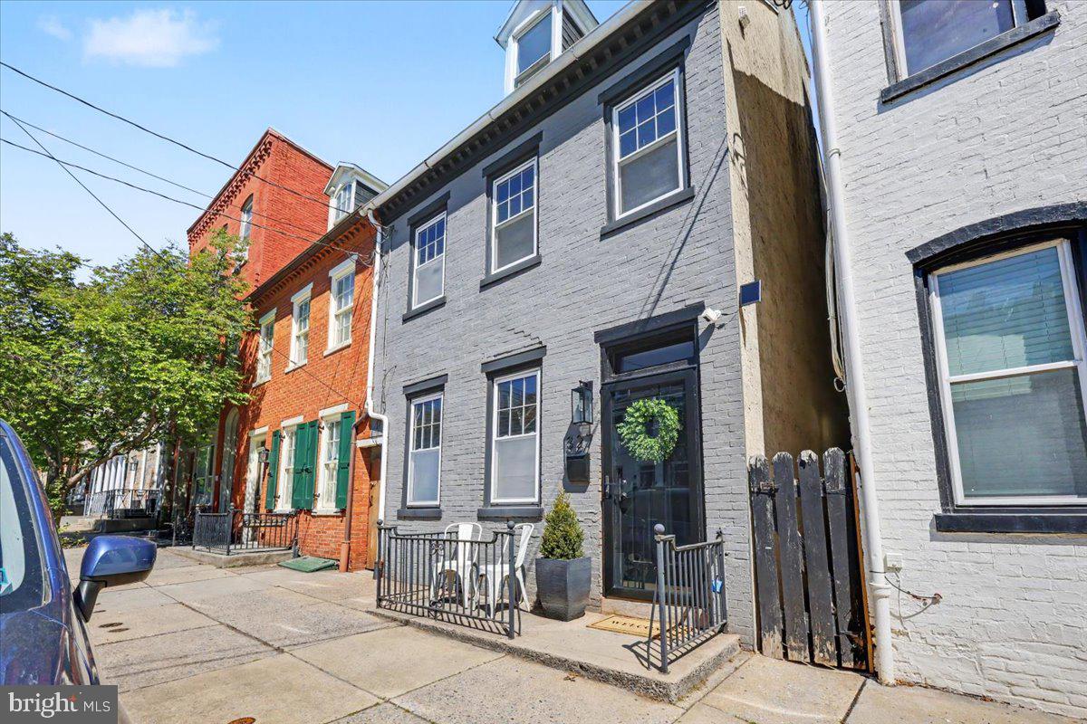 327 E Chestnut Street, Lancaster