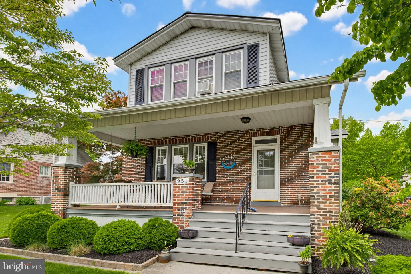 951 Locust Street, Columbia