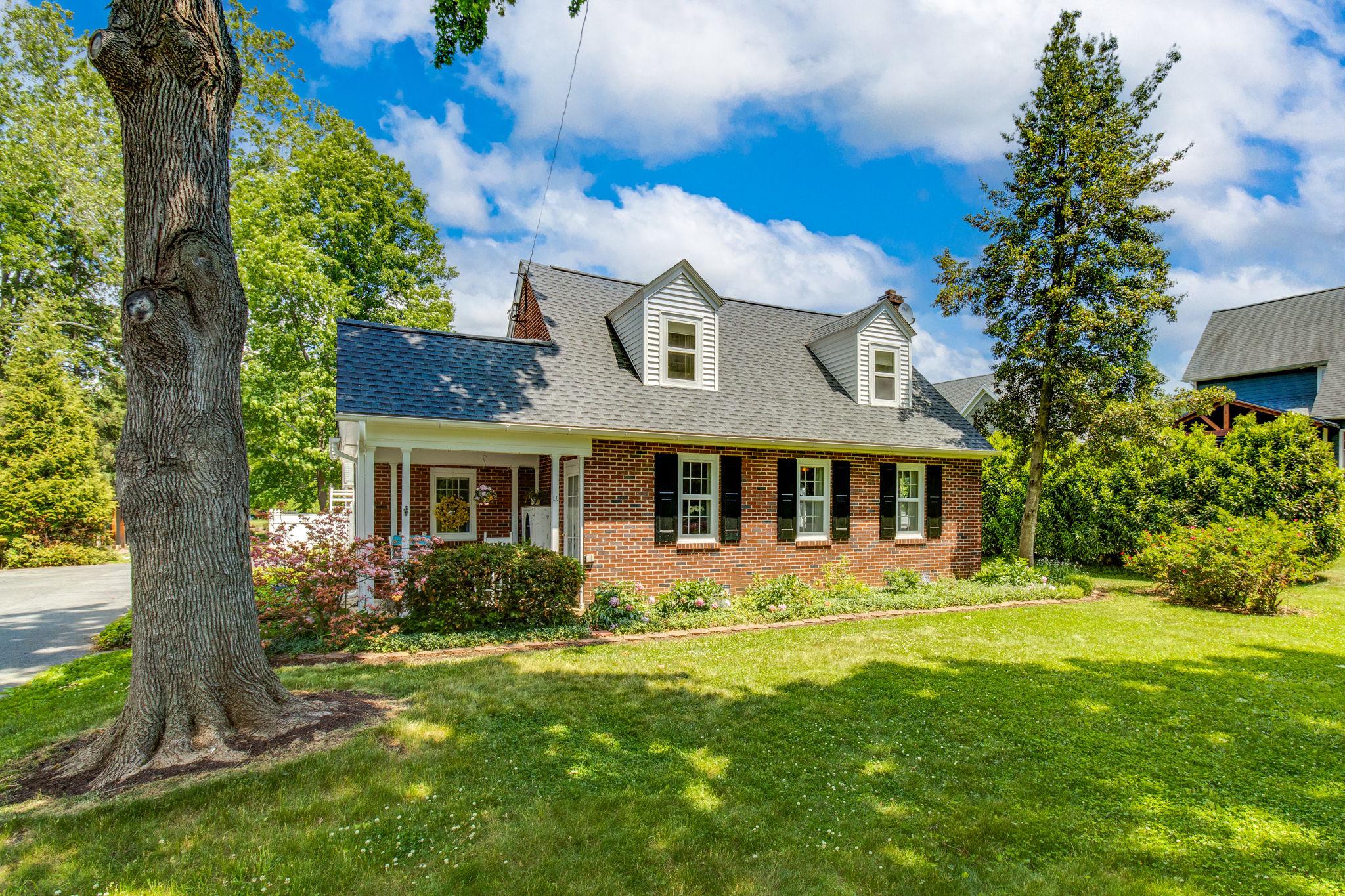 1571 Hillcrest Avenue, Lancaster