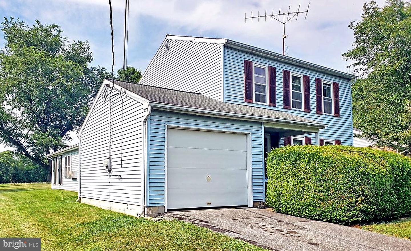 914 W Fairway Drive, Lancaster