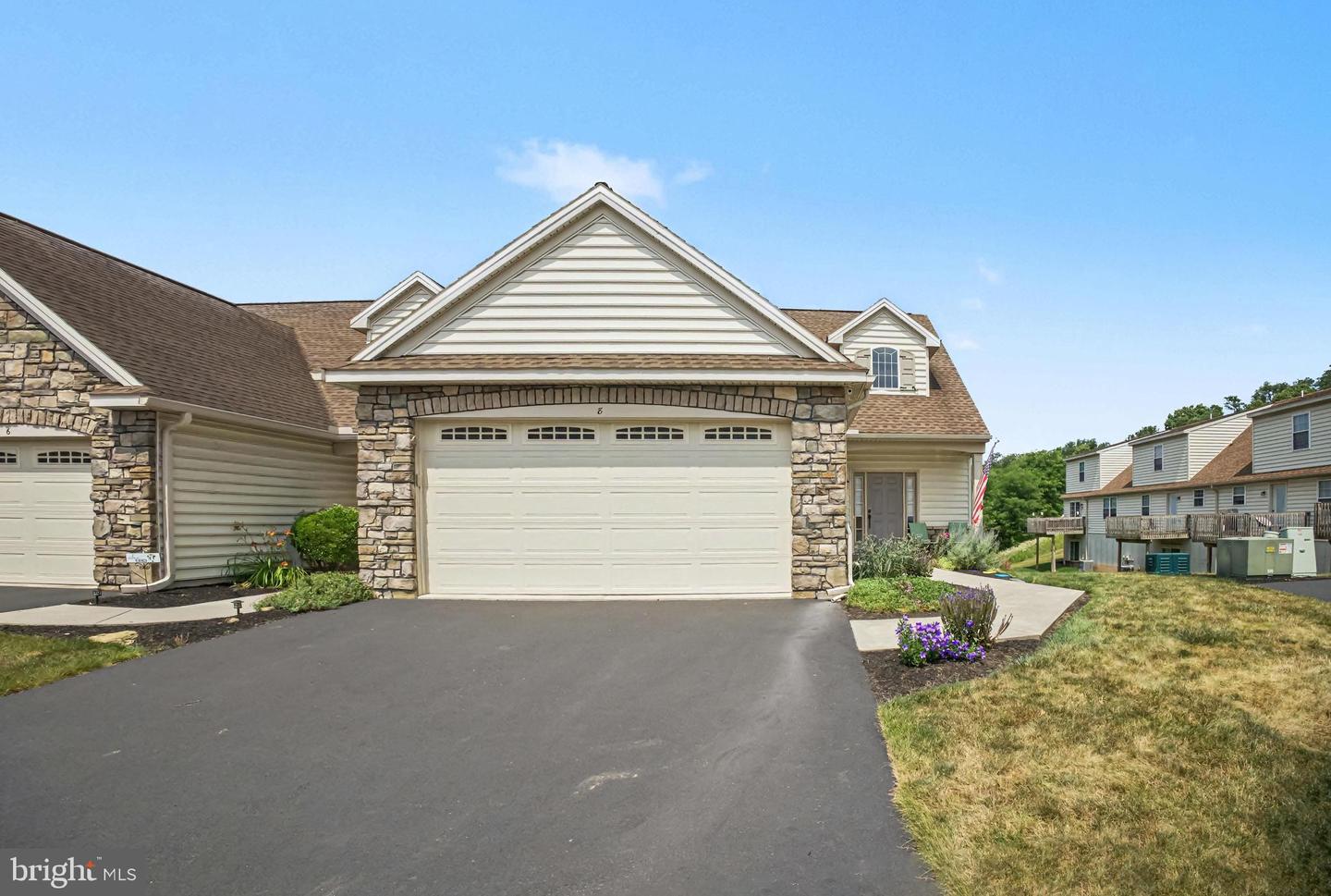 8 Arrow Head Dr