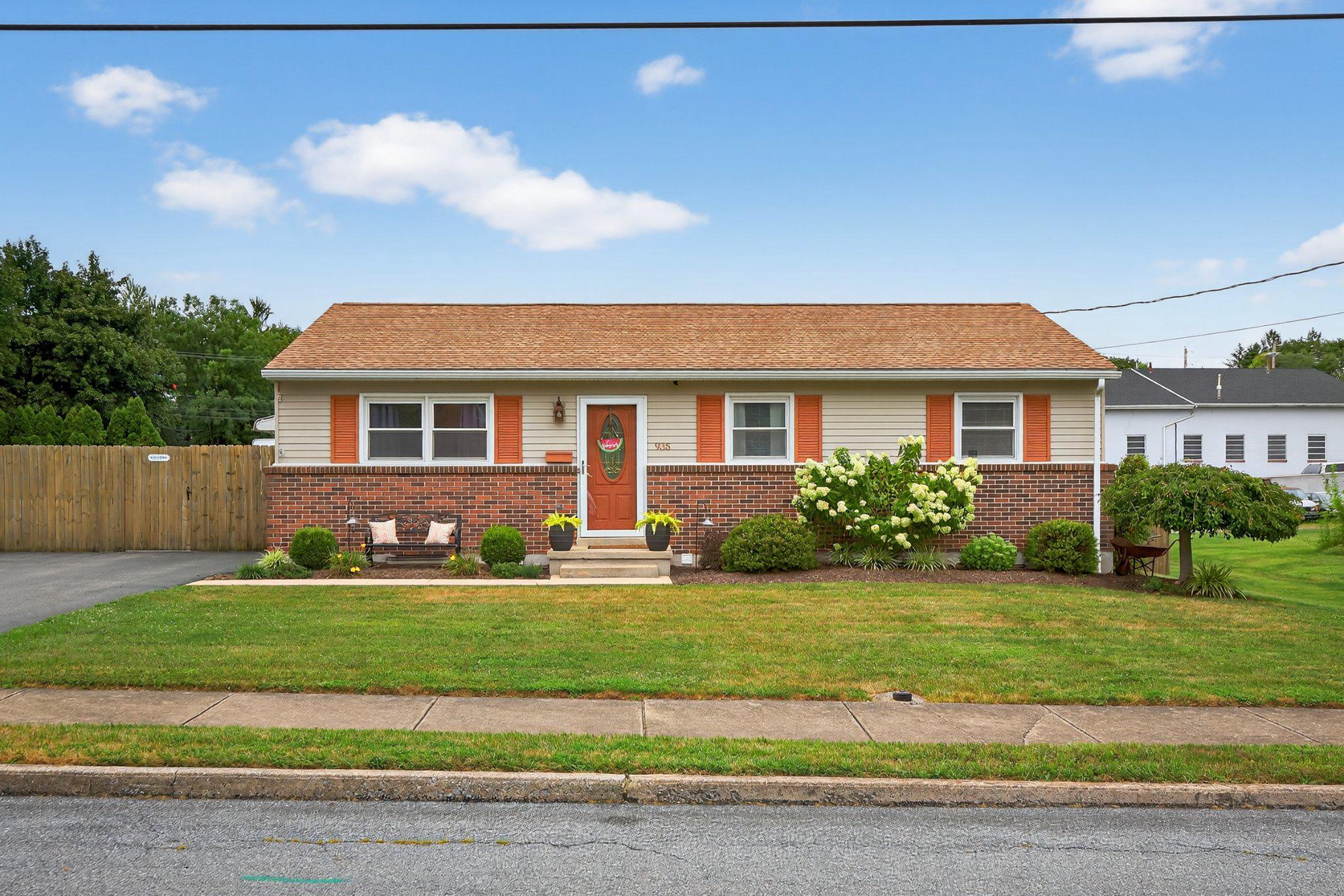 935 E Queen Street