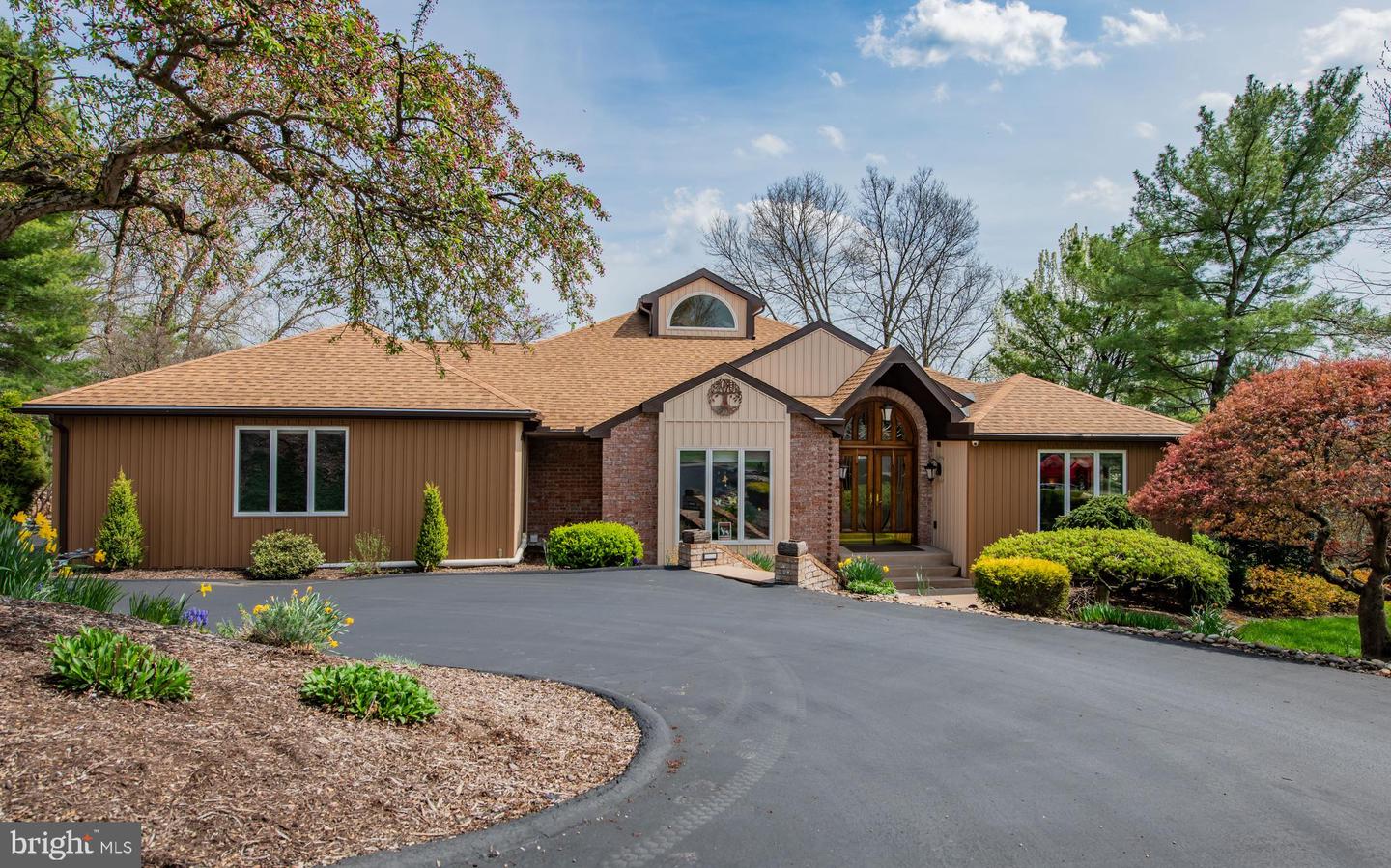 3023 Mountain Crescent
