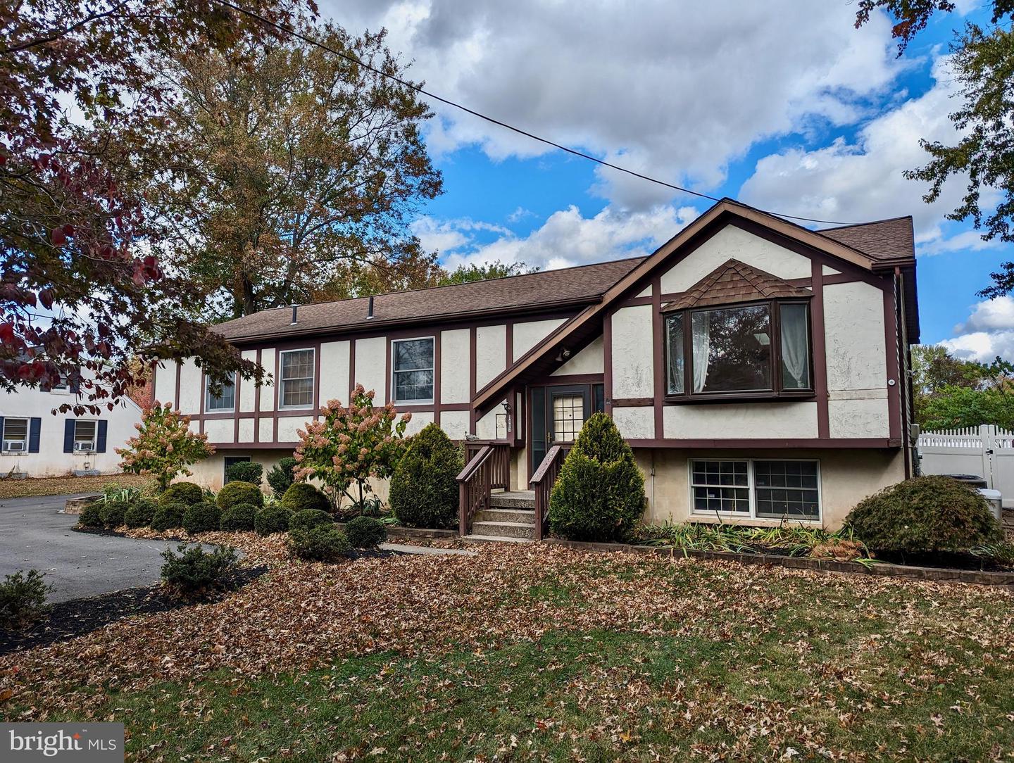1407 Maple Avenue, Hatfield