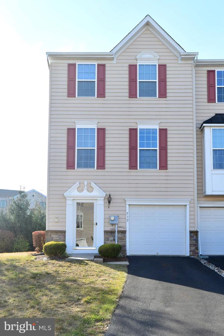 912 Susan Circle, North Wales