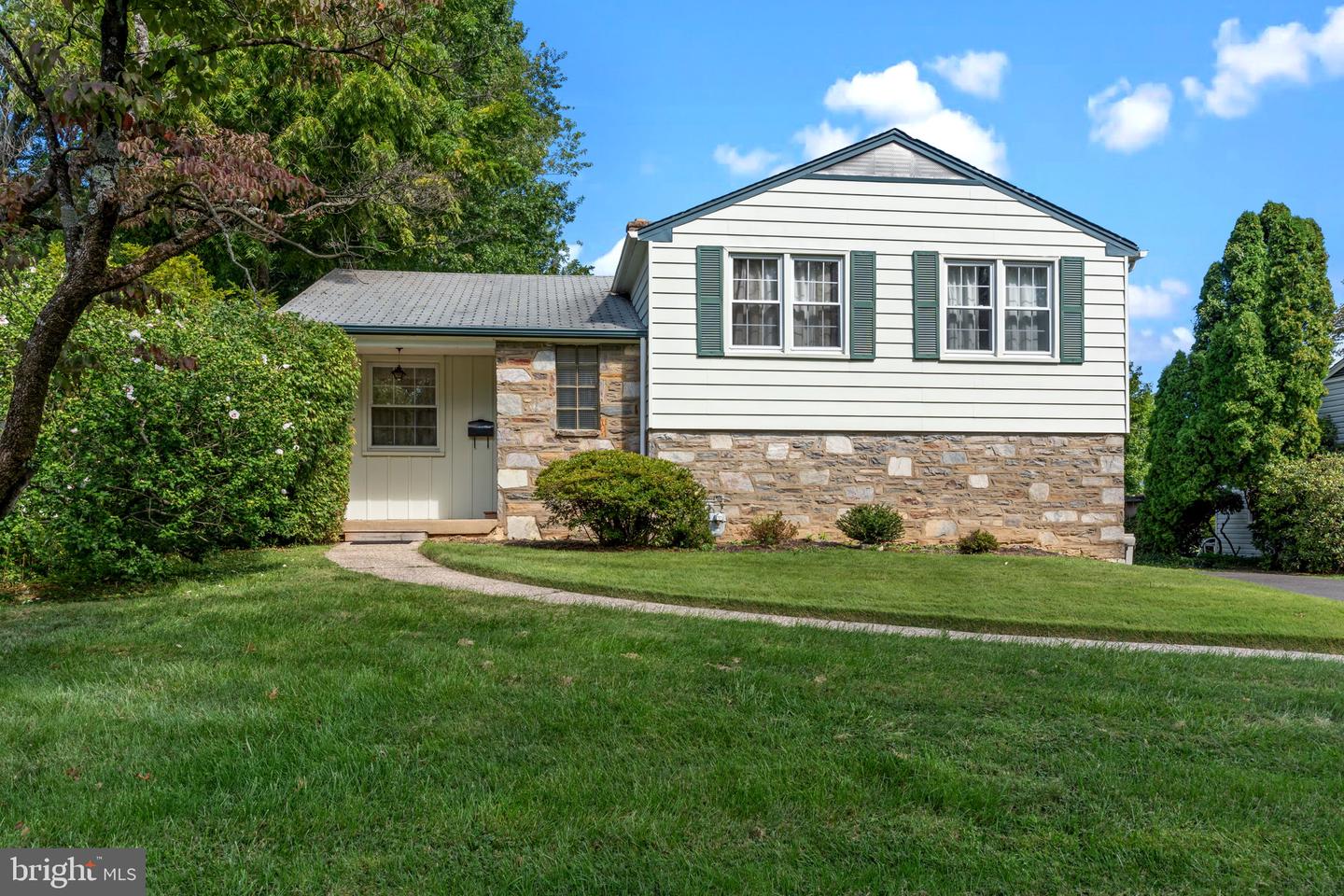 326 Winding Way, Glenside