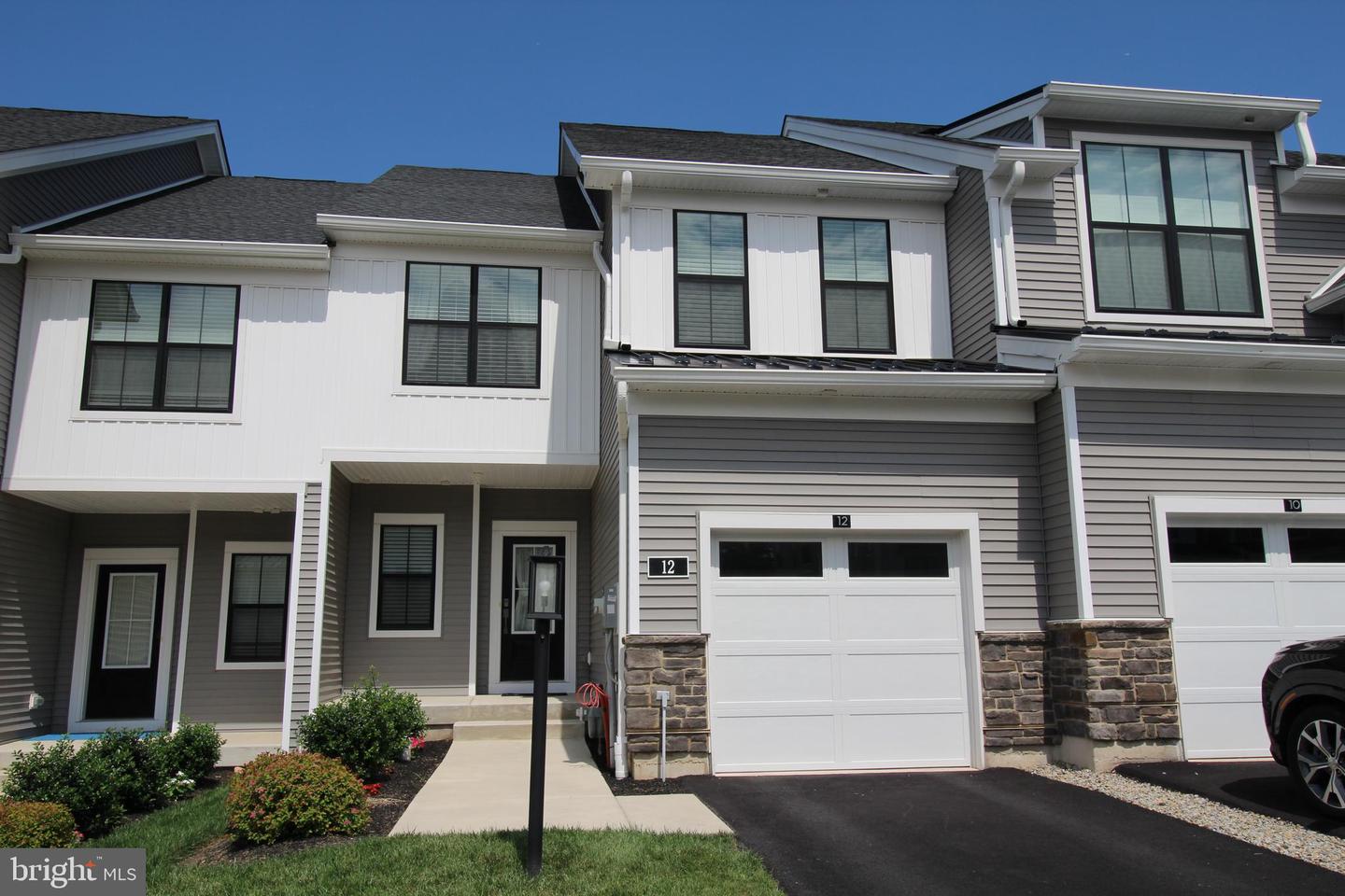 12 Umbrell, Eagleville