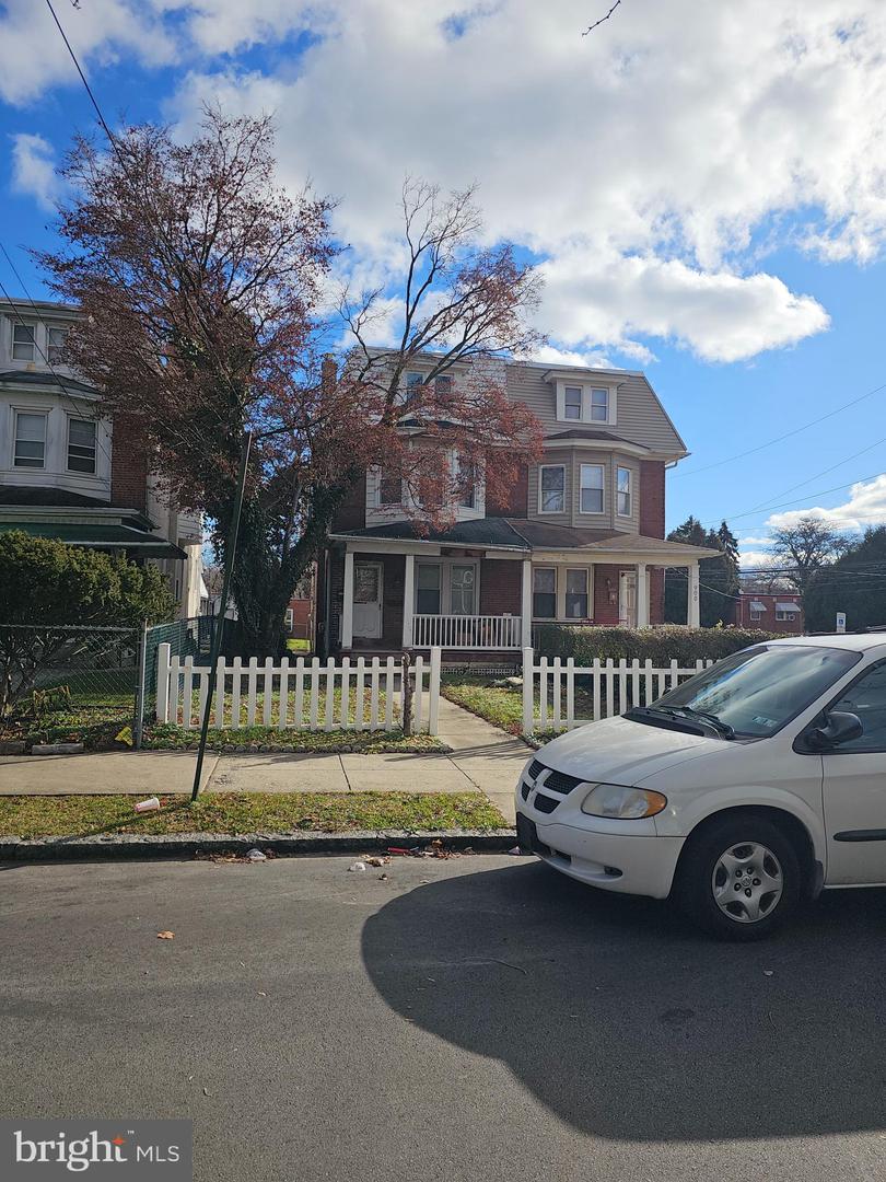 902 Arch Street