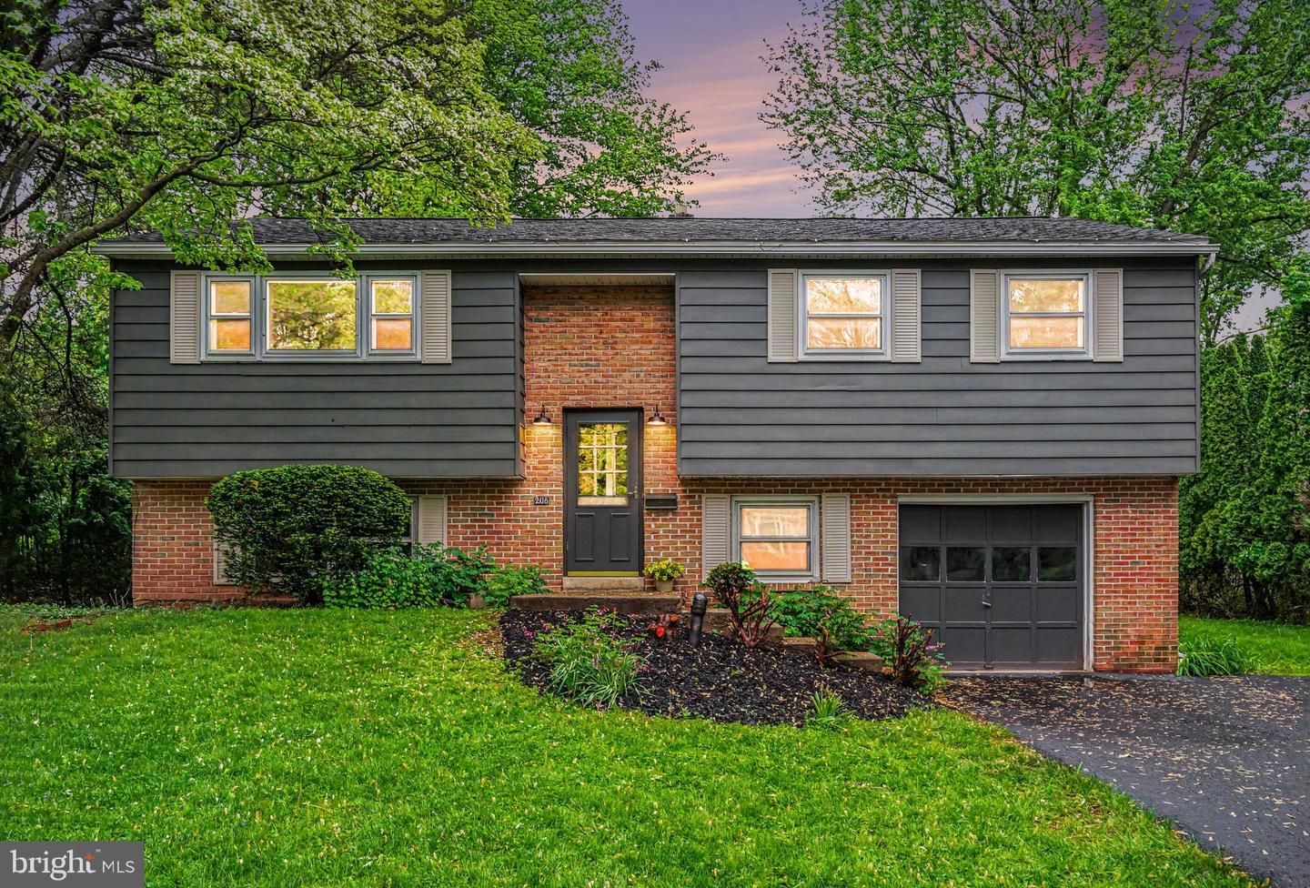 208 W 3rd Street, Red Hill