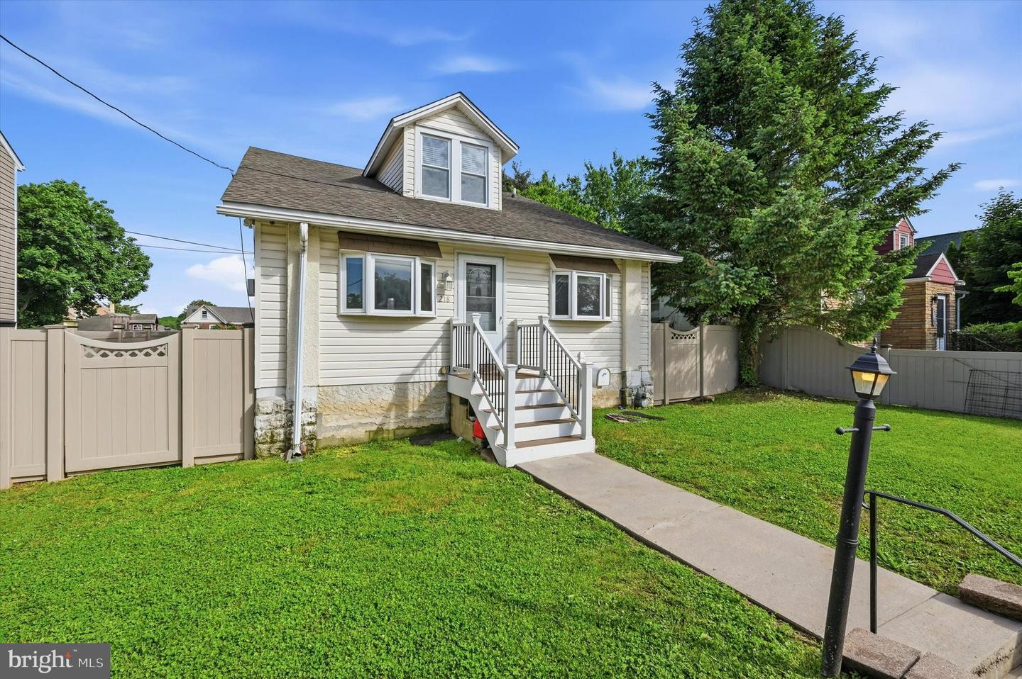 218 N Sylvania Avenue