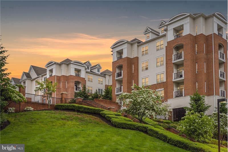 300 W Elm St # 2334