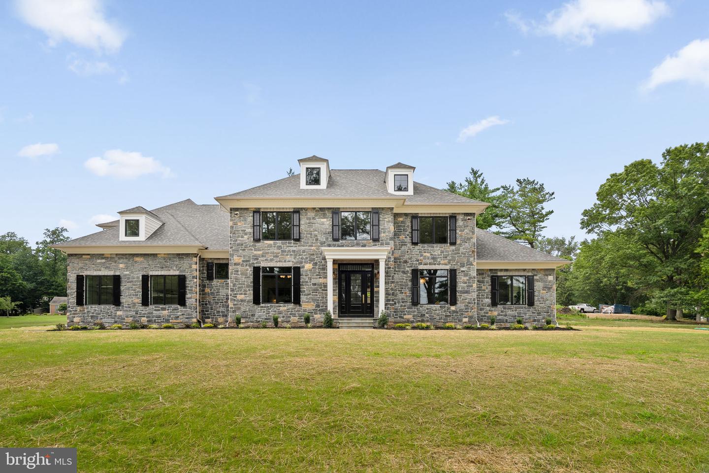725 W Curry Drive